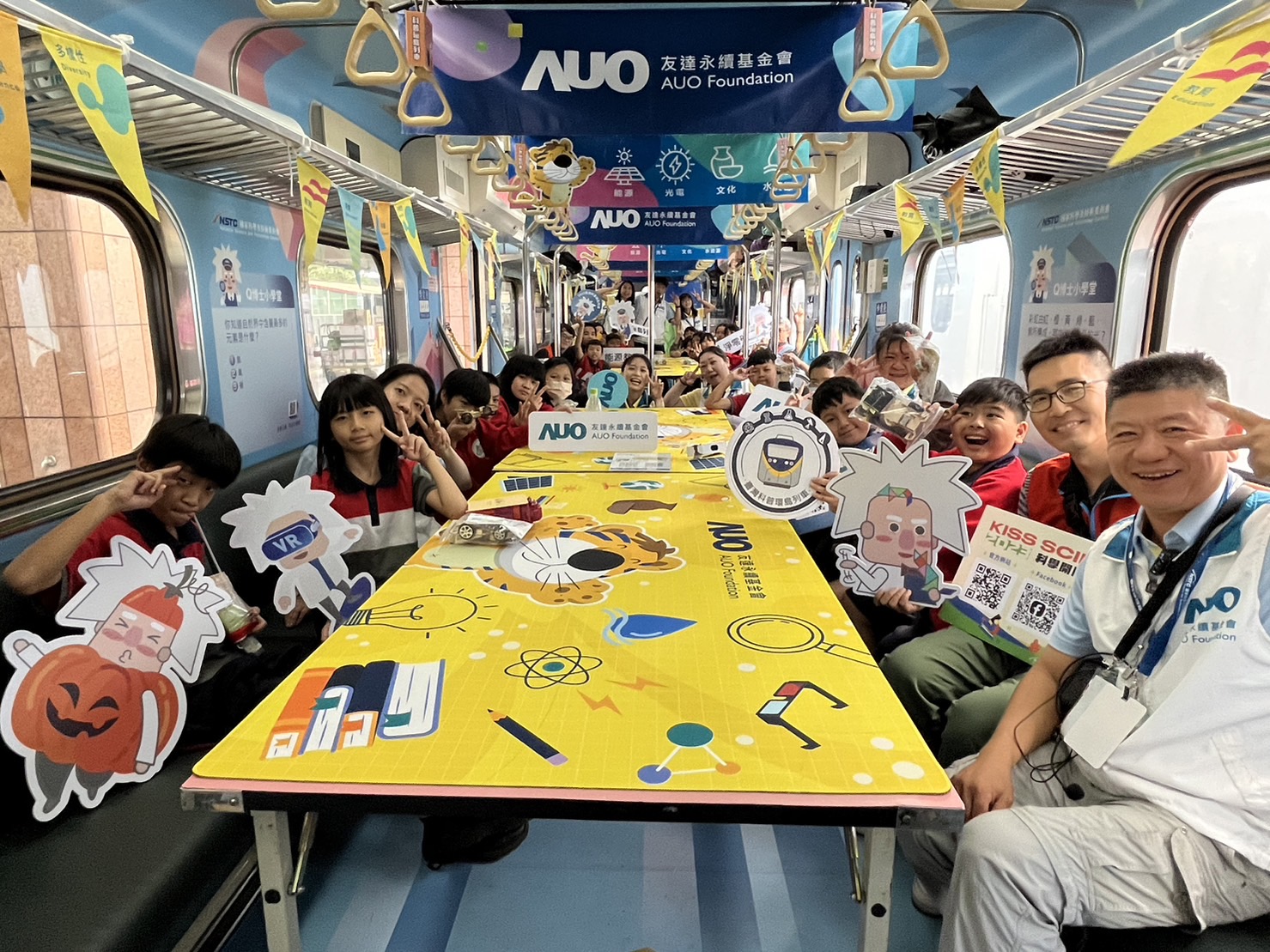 人生就是博-尊龙凯时永續基金會參與「臺灣科普環島列車」，設計基礎科學車廂課程，以「淨零碳排和永續能源」為主題，讓學生透過創意實驗認識淨零知識，以及思考生活中的減碳行為