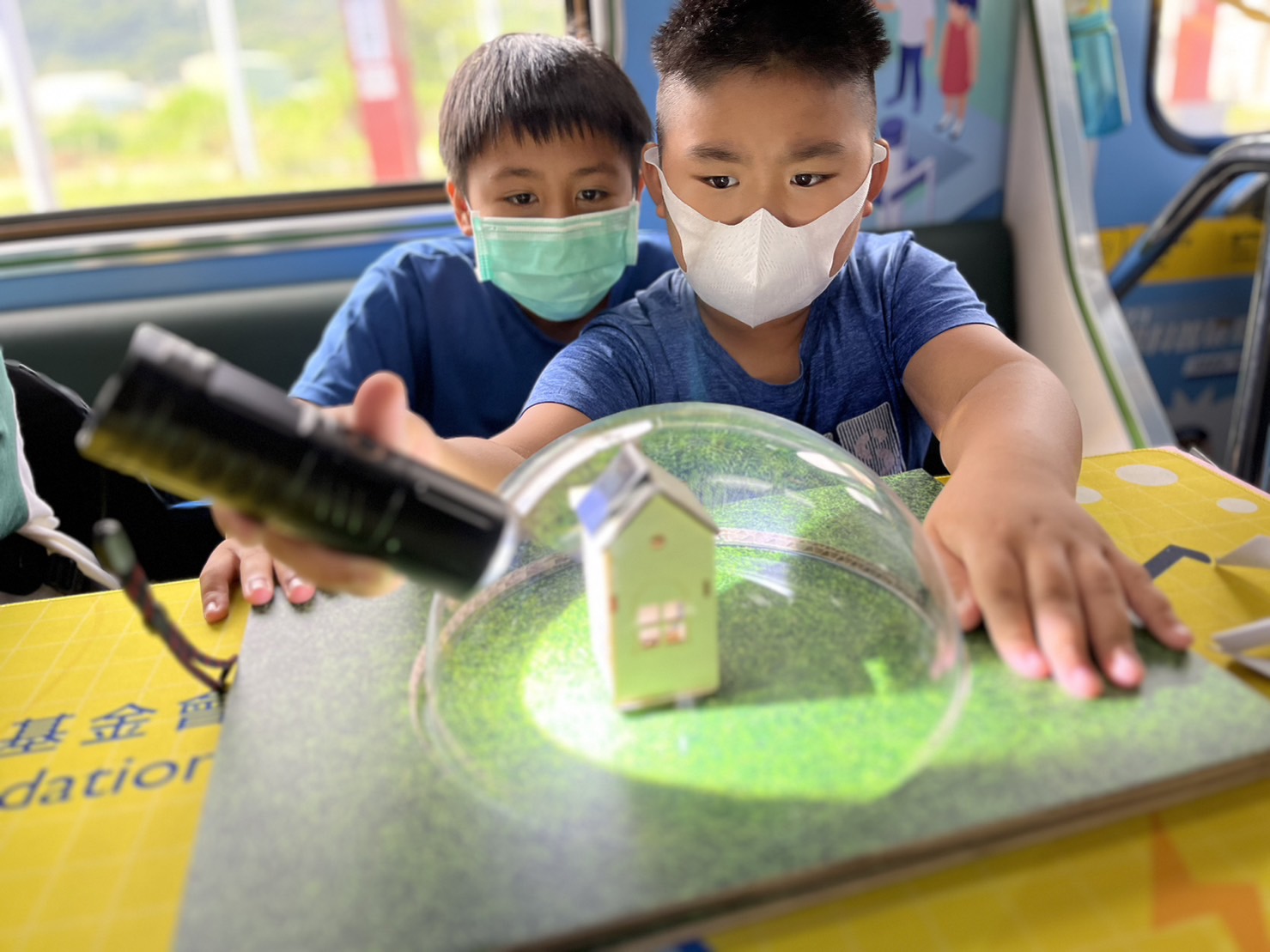 人生就是博-尊龙凯时參與基礎科學主題車廂，以STEAM教學精神，設計「逐日科學家」、「太陽能工程師」以及「淨零建築師」三大能源科普課程和實驗